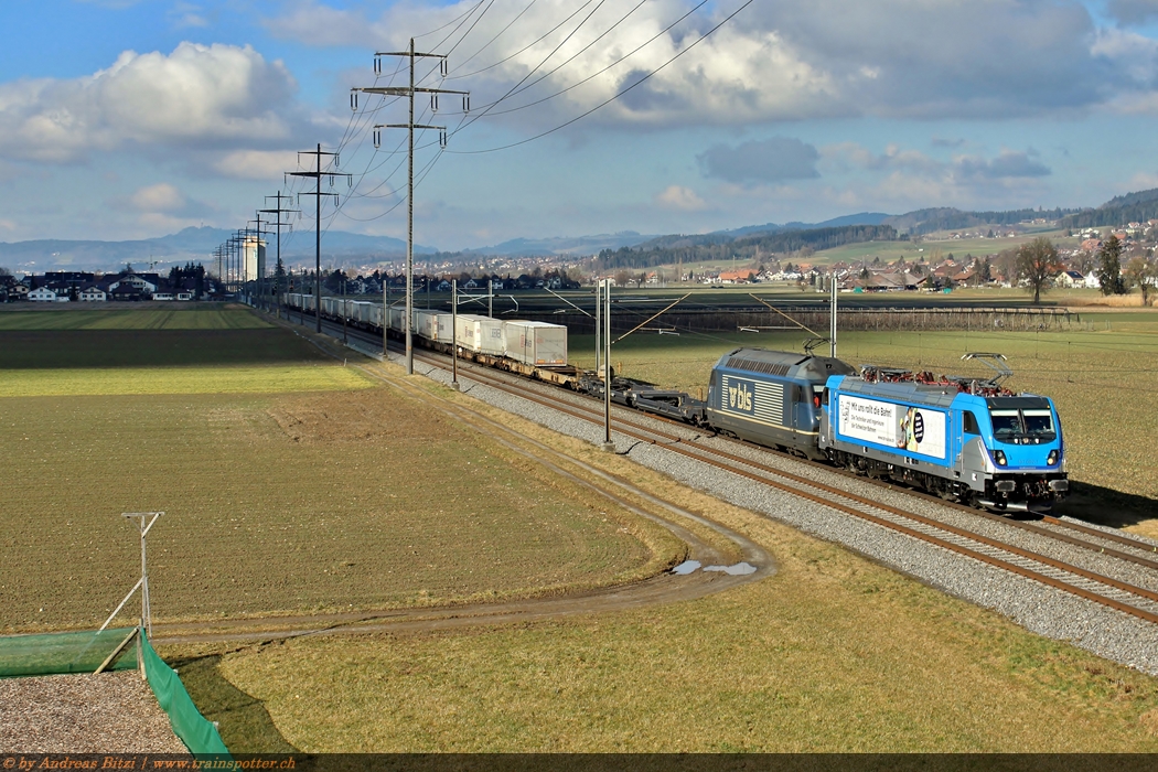 In letzter Zeit verkehrte die Bern Lötschberg Simplonbahn (BLS) immer wieder mit ihrer Lastmile TRAXX 187 002 zu Testzwecken vor diversen Güterzügen. Am Montag, 17. Februar 2014 verkehrte sie zusammen mit der 465 014 am Hangartner UKV-Zug auf der Relation Karlsruhe – Domodossola.