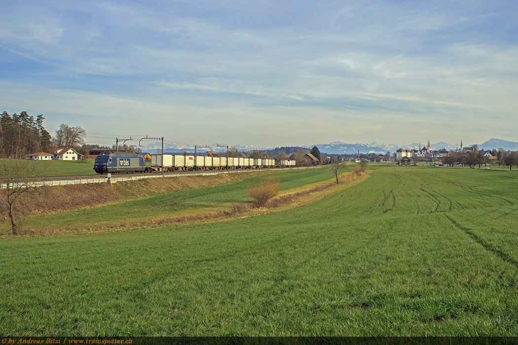 Defekte Lokomotiven haben auch ihre Vorteile. Durch den Ausfall einer railCare eigenen Re 465 wurde von den BLS die 465 009 als Ersatzlok gestellt. Jene verkehrte am 25. Februar 2014 mit dem Punto Fresco UKV von Stabio nach Oensingen.